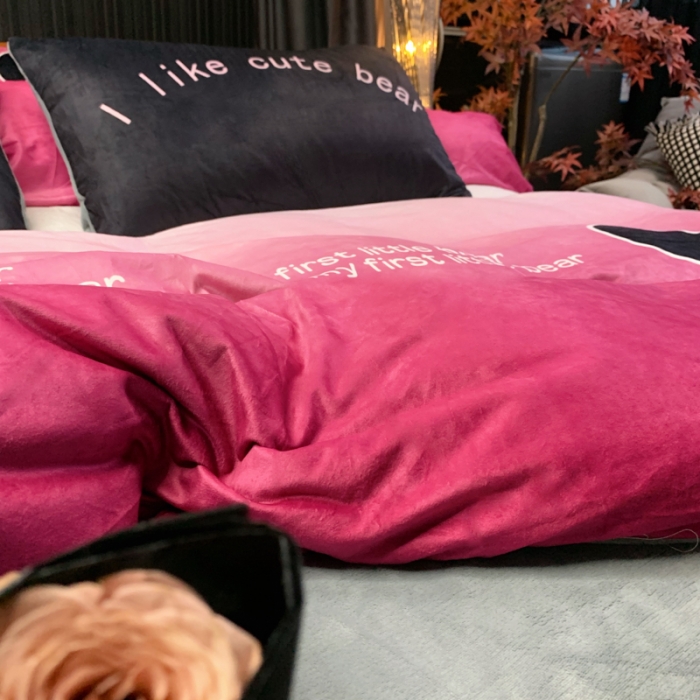 91家纺网 家纺一手货源 找家纺 花沐家居 2023新款活性数码印花牛奶绒四件套-场景1 渐变熊