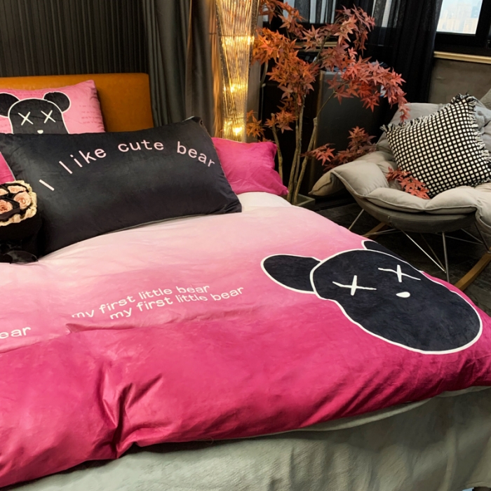 91家纺网 家纺一手货源 找家纺 花沐家居 2023新款活性数码印花牛奶绒四件套-场景1 渐变熊