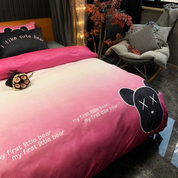 91家纺网 家纺一手货源 找家纺 花沐家居 2023新款活性数码印花牛奶绒四件套-场景1 渐变熊