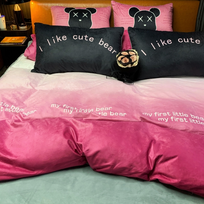 91家纺网 家纺一手货源 找家纺 花沐家居 2023新款活性数码印花牛奶绒四件套-场景1 渐变熊