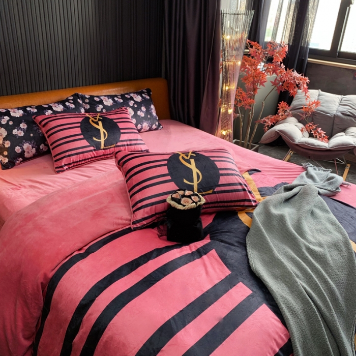 91家纺网 家纺一手货源 找家纺 花沐家居 2023新款活性数码印花牛奶绒四件套-场景1 条纹