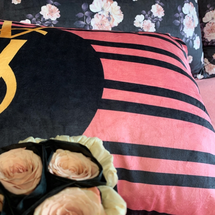 91家纺网 家纺一手货源 找家纺 花沐家居 2023新款活性数码印花牛奶绒四件套-场景1 条纹