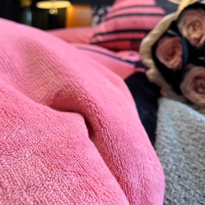 91家纺网 家纺一手货源 找家纺 花沐家居 2023新款活性数码印花牛奶绒四件套-场景1 条纹