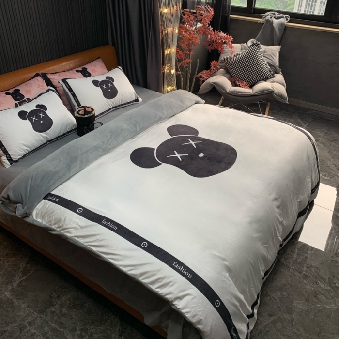 91家纺网 家纺一手货源 找家纺 花沐家居 2023新款活性数码印花牛奶绒四件套-场景1 小白熊