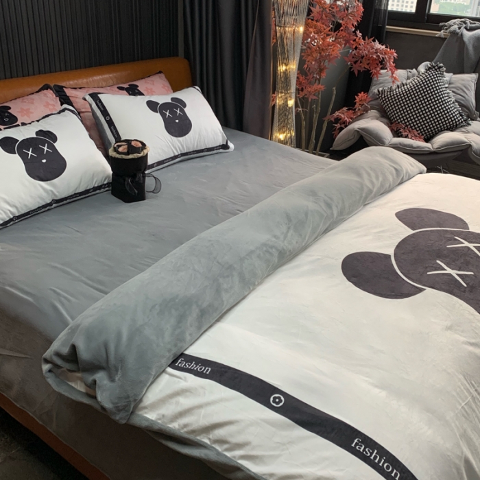 91家纺网 家纺一手货源 找家纺 花沐家居 2023新款活性数码印花牛奶绒四件套-场景1 小白熊