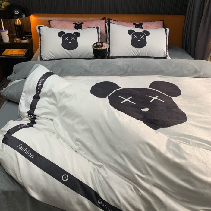 91家纺网 家纺一手货源 找家纺 花沐家居 2023新款活性数码印花牛奶绒四件套-场景1 小白熊