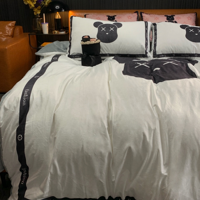 91家纺网 家纺一手货源 找家纺 花沐家居 2023新款活性数码印花牛奶绒四件套-场景1 小白熊