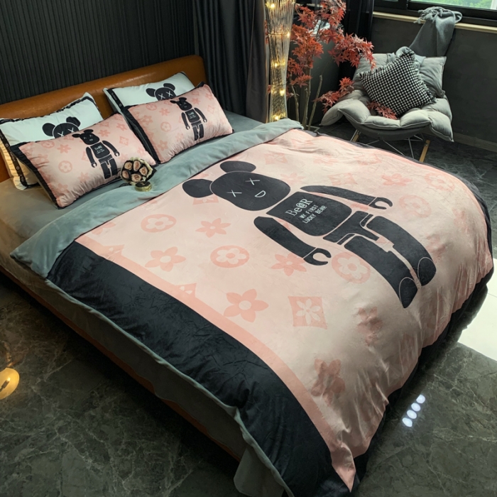 91家纺网 家纺一手货源 找家纺 花沐家居 2023新款活性数码印花牛奶绒四件套-场景1 小粉熊