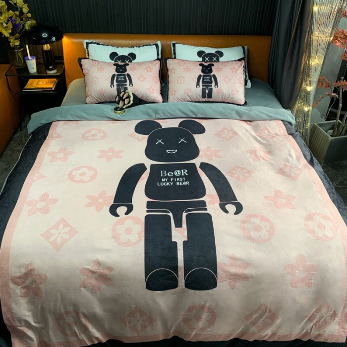 91家纺网 家纺一手货源 找家纺 花沐家居 2023新款活性数码印花牛奶绒四件套-场景1 小粉熊
