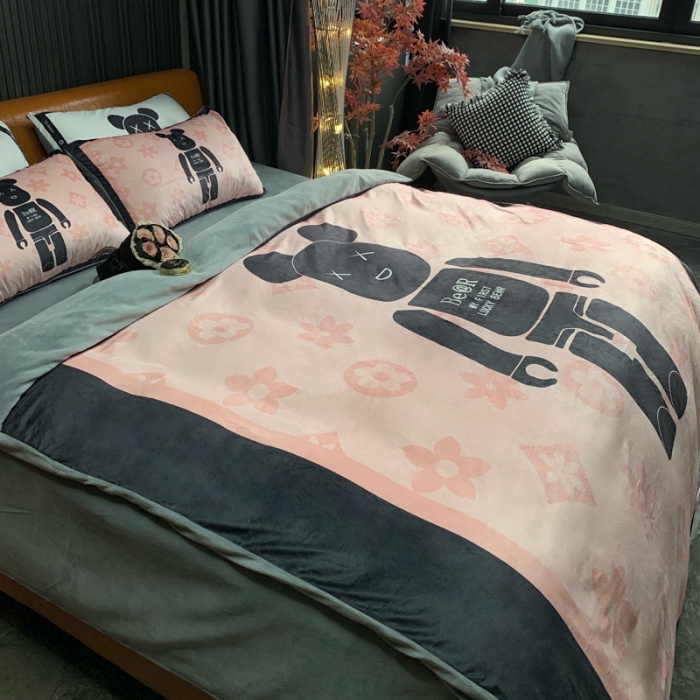 91家纺网 家纺一手货源 找家纺 花沐家居 2023新款活性数码印花牛奶绒四件套-场景1 小粉熊