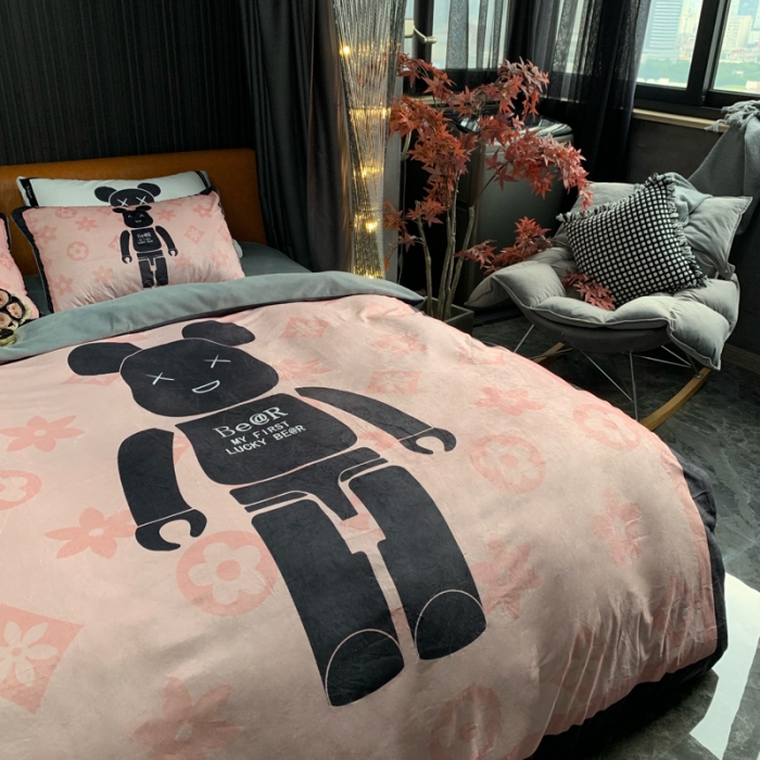 91家纺网 家纺一手货源 找家纺 花沐家居 2023新款活性数码印花牛奶绒四件套-场景1 小粉熊