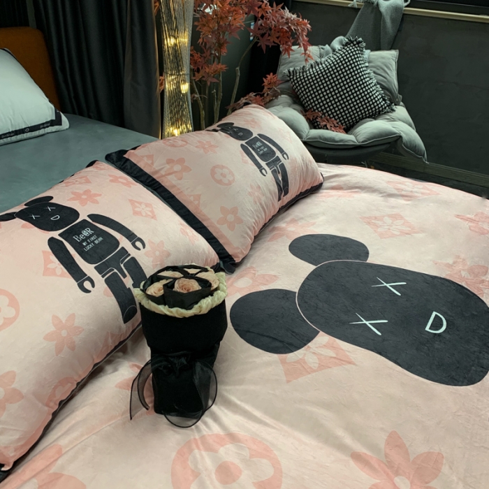 91家纺网 家纺一手货源 找家纺 花沐家居 2023新款活性数码印花牛奶绒四件套-场景1 小粉熊