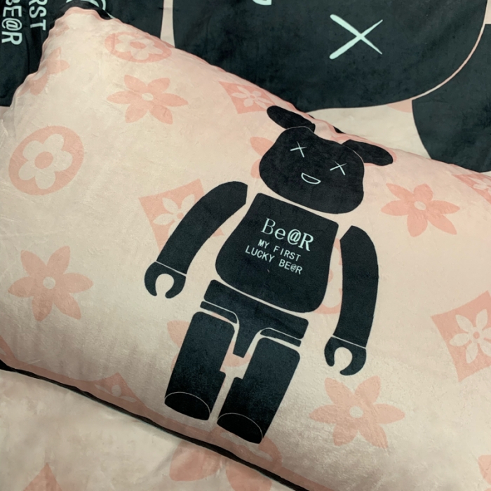 91家纺网 家纺一手货源 找家纺 花沐家居 2023新款活性数码印花牛奶绒四件套-场景1 小粉熊