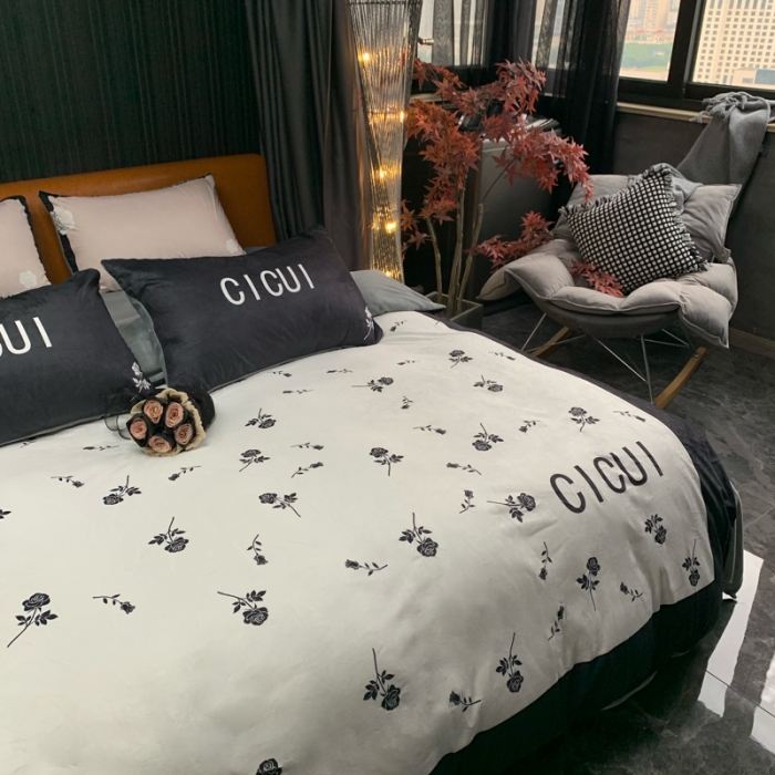 91家纺网 家纺一手货源 找家纺 花沐家居 2023新款活性数码印花牛奶绒四件套-场景1 小古黑花
