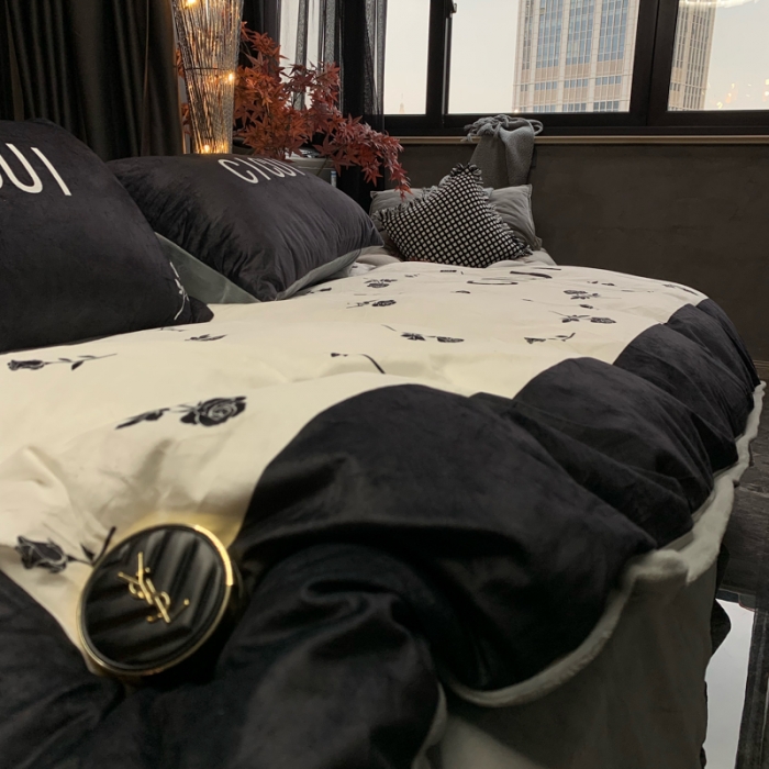91家纺网 家纺一手货源 找家纺 花沐家居 2023新款活性数码印花牛奶绒四件套-场景1 小古黑花
