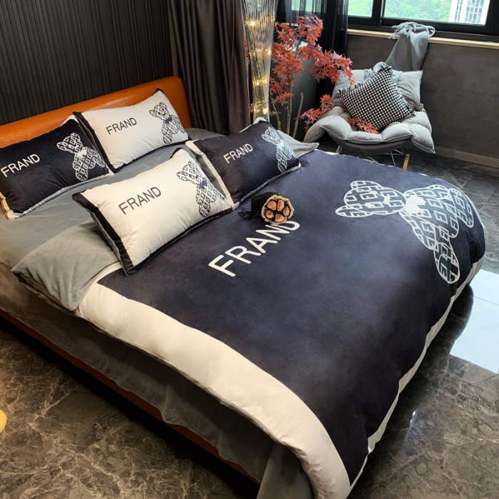 91家纺网 家纺一手货源 找家纺 花沐家居 2023新款活性数码印花牛奶绒四件套-场景1 小黑熊