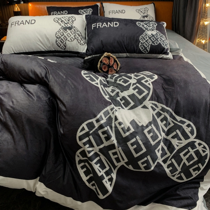 91家纺网 家纺一手货源 找家纺 花沐家居 2023新款活性数码印花牛奶绒四件套-场景1 小黑熊