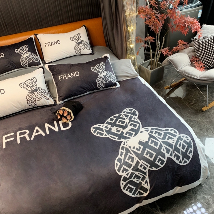 91家纺网 家纺一手货源 找家纺 花沐家居 2023新款活性数码印花牛奶绒四件套-场景1 小黑熊