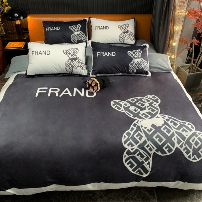 91家纺网 家纺一手货源 找家纺 花沐家居 2023新款活性数码印花牛奶绒四件套-场景1 小黑熊