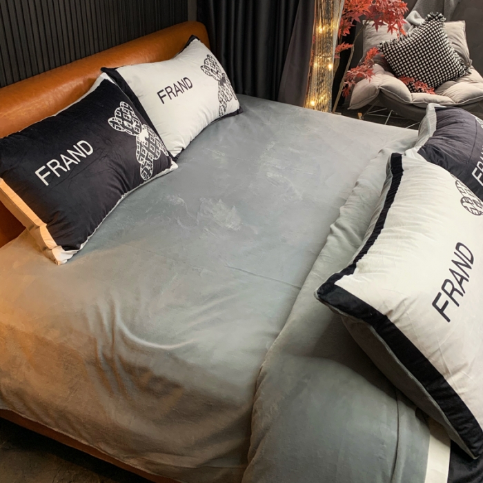 91家纺网 家纺一手货源 找家纺 花沐家居 2023新款活性数码印花牛奶绒四件套-场景1 小黑熊