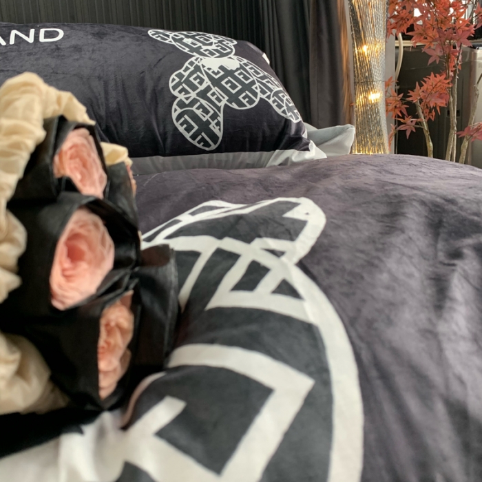 91家纺网 家纺一手货源 找家纺 花沐家居 2023新款活性数码印花牛奶绒四件套-场景1 小黑熊