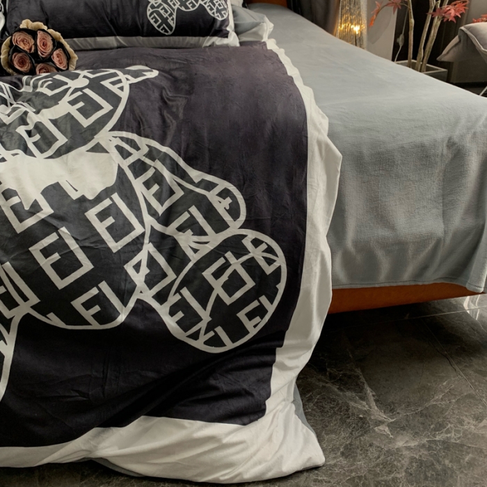 91家纺网 家纺一手货源 找家纺 花沐家居 2023新款活性数码印花牛奶绒四件套-场景1 小黑熊