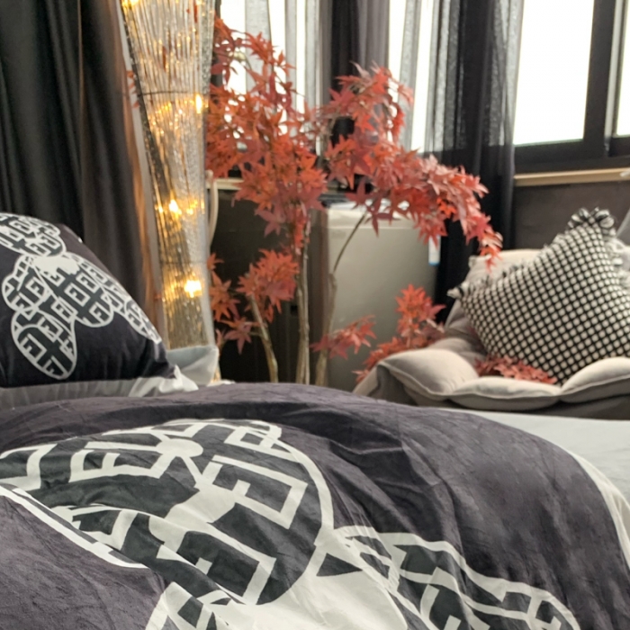 91家纺网 家纺一手货源 找家纺 花沐家居 2023新款活性数码印花牛奶绒四件套-场景1 小黑熊