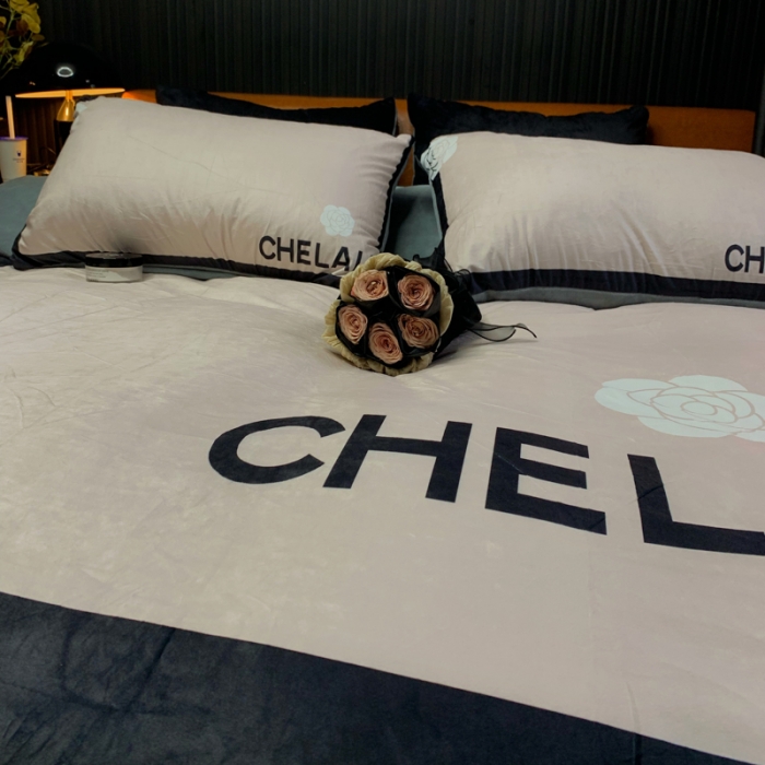 91家纺网 家纺一手货源 找家纺 花沐家居 2023新款活性数码印花牛奶绒四件套-场景1 小香风字母