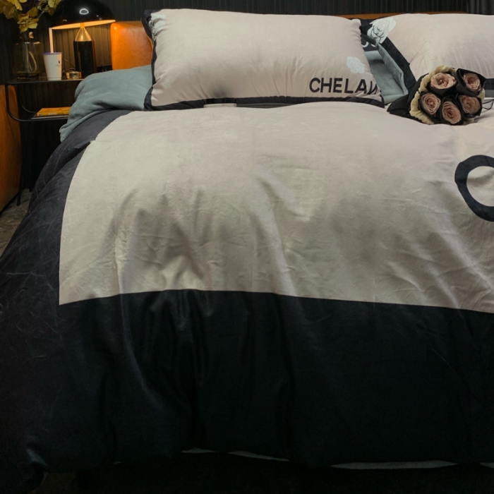 91家纺网 家纺一手货源 找家纺 花沐家居 2023新款活性数码印花牛奶绒四件套-场景1 小香风字母