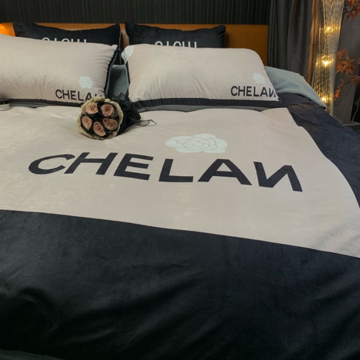 91家纺网 家纺一手货源 找家纺 花沐家居 2023新款活性数码印花牛奶绒四件套-场景1 小香风字母