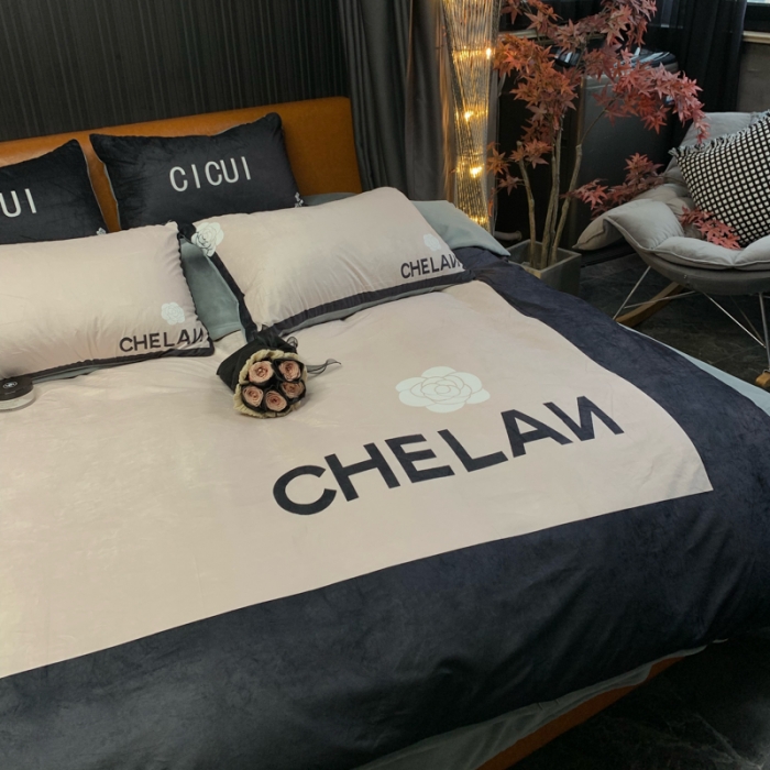 91家纺网 家纺一手货源 找家纺 花沐家居 2023新款活性数码印花牛奶绒四件套-场景1 小香风字母