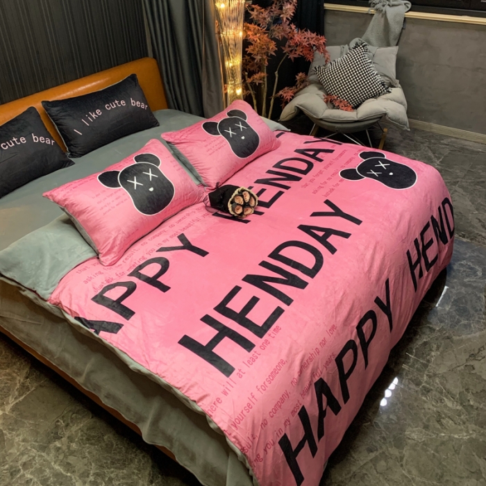 91家纺网 家纺一手货源 找家纺 花沐家居 2023新款活性数码印花牛奶绒四件套-场景1 字母熊