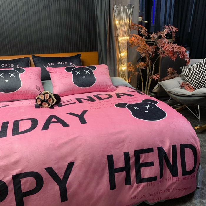 91家纺网 家纺一手货源 找家纺 花沐家居 2023新款活性数码印花牛奶绒四件套-场景1 字母熊