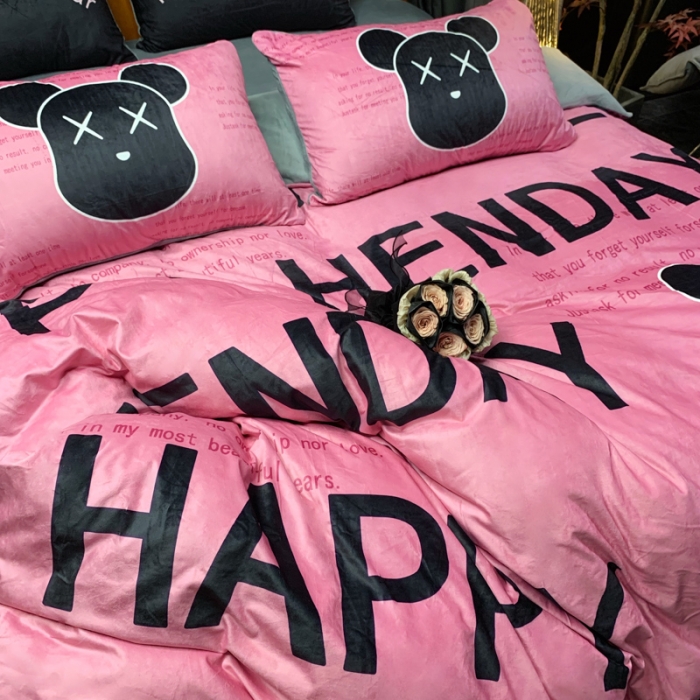 91家纺网 家纺一手货源 找家纺 花沐家居 2023新款活性数码印花牛奶绒四件套-场景1 字母熊