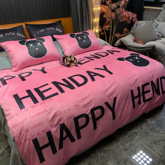 91家纺网 家纺一手货源 找家纺 花沐家居 2023新款活性数码印花牛奶绒四件套-场景1 字母熊