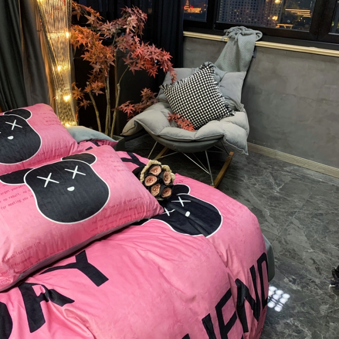 91家纺网 家纺一手货源 找家纺 花沐家居 2023新款活性数码印花牛奶绒四件套-场景1 字母熊