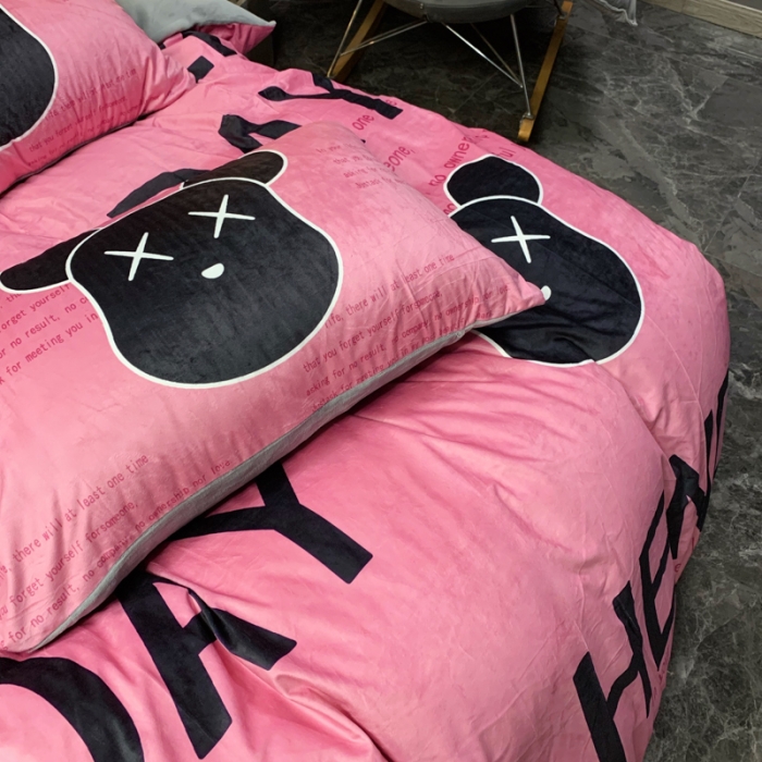 91家纺网 家纺一手货源 找家纺 花沐家居 2023新款活性数码印花牛奶绒四件套-场景1 字母熊