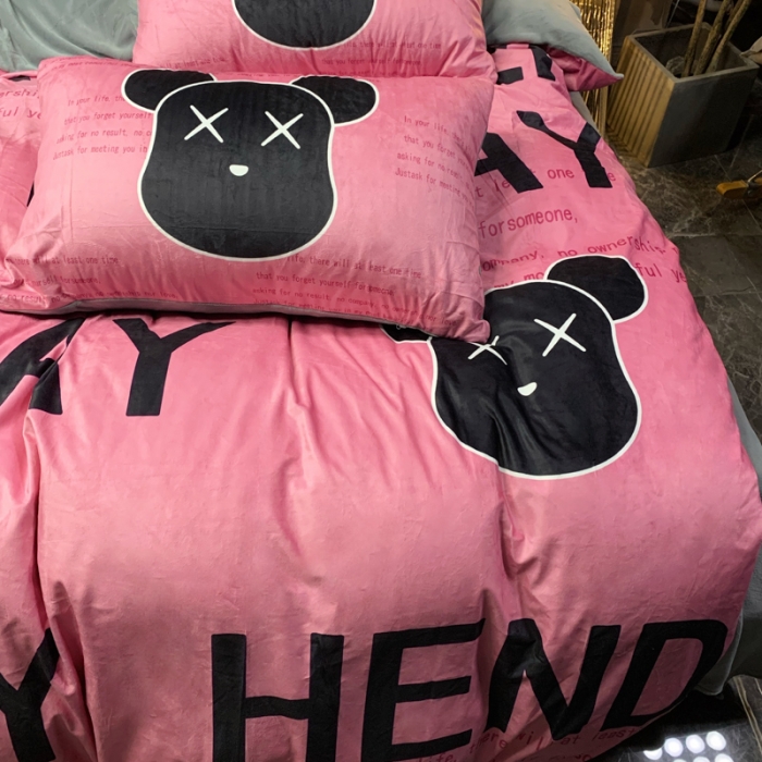 91家纺网 家纺一手货源 找家纺 花沐家居 2023新款活性数码印花牛奶绒四件套-场景1 字母熊