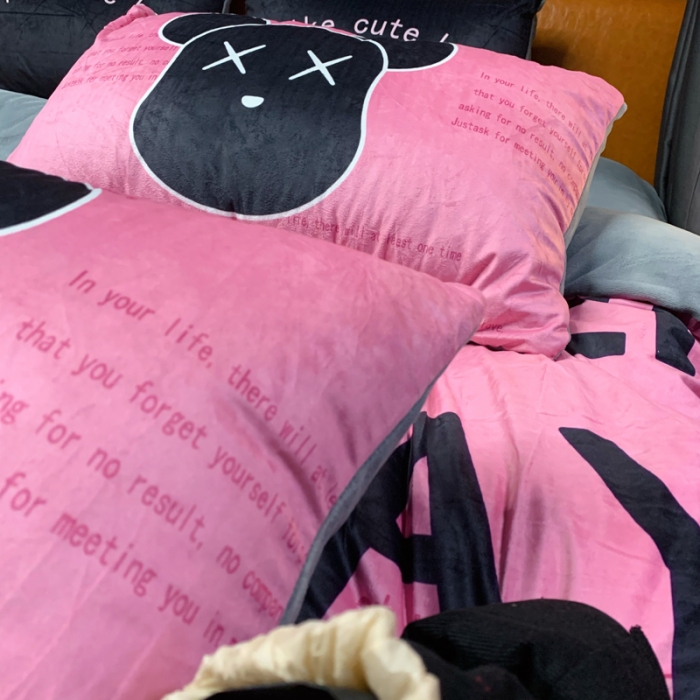 91家纺网 家纺一手货源 找家纺 花沐家居 2023新款活性数码印花牛奶绒四件套-场景1 字母熊