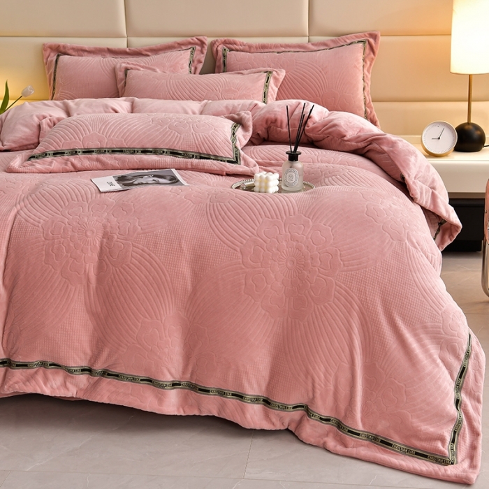 91家纺网 家纺一手货源 找家纺 妮恒美 2023新款牛奶绒雕花压线款四件套 流年-豆沙