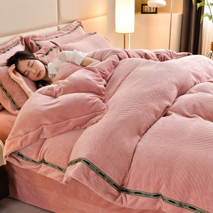 91家纺网 家纺一手货源 找家纺 妮恒美 2023新款牛奶绒雕花压线款四件套 流年-豆沙