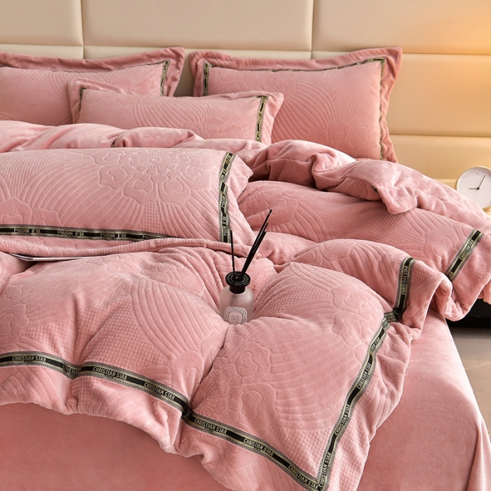 91家纺网 家纺一手货源 找家纺 妮恒美 2023新款牛奶绒雕花压线款四件套 流年-豆沙