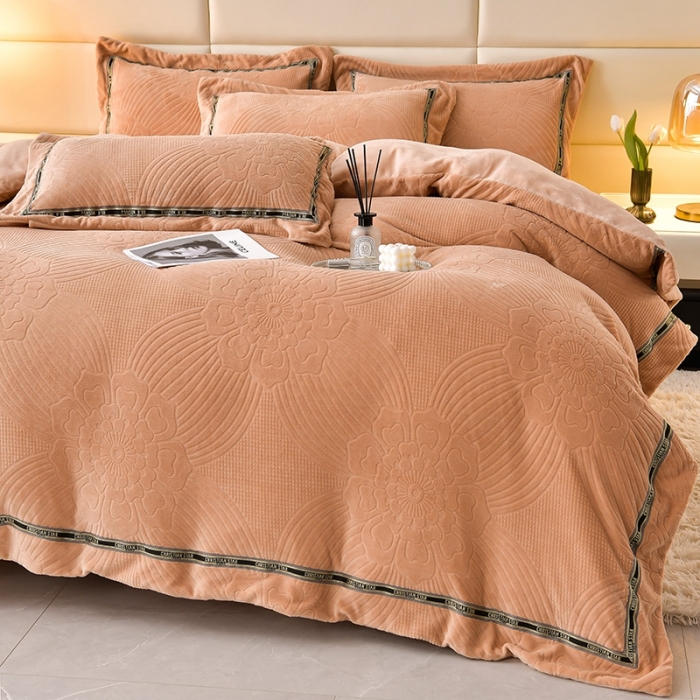 91家纺网 家纺一手货源 找家纺 妮恒美 2023新款牛奶绒雕花压线款四件套 流年-奶咖