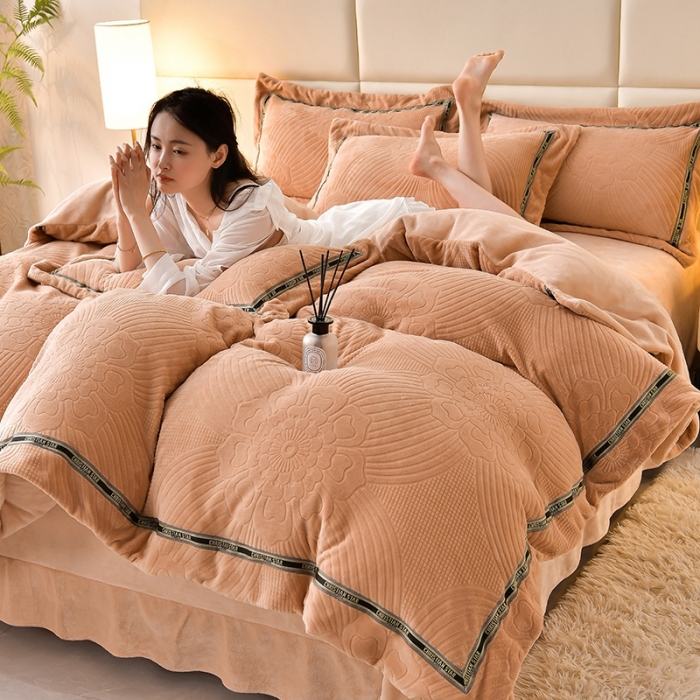 91家纺网 家纺一手货源 找家纺 妮恒美 2023新款牛奶绒雕花压线款四件套 流年-奶咖