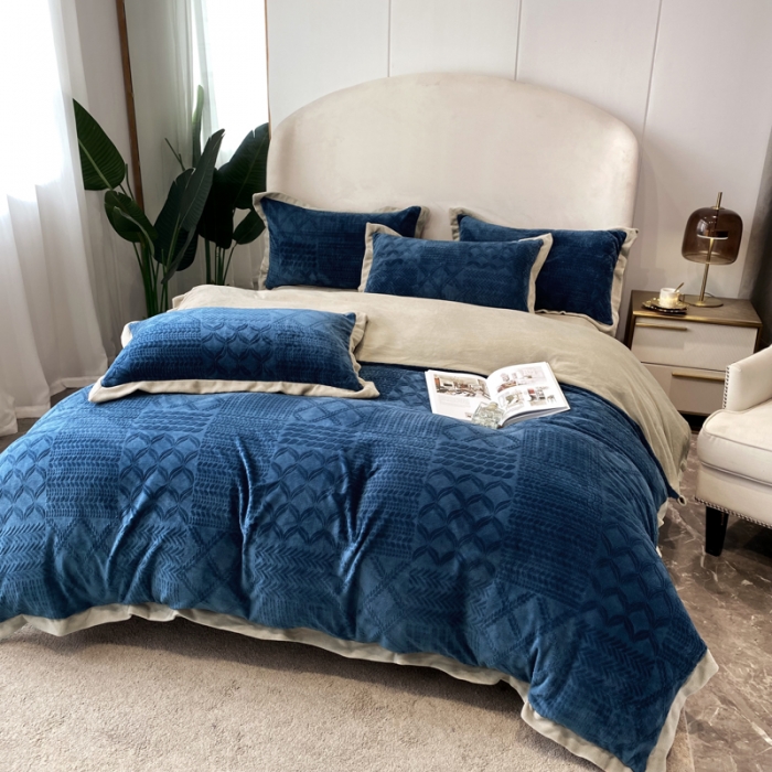 91家纺网 家纺一手货源 找家纺 绒世界 2024秋冬新款唯爱雕花A版260克牛奶绒四件套-实拍款 唯爱-宝蓝