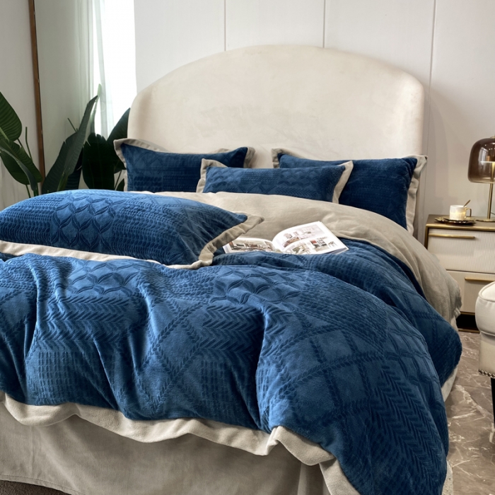 91家纺网 家纺一手货源 找家纺 绒世界 2024秋冬新款唯爱雕花A版260克牛奶绒四件套-实拍款 唯爱-宝蓝