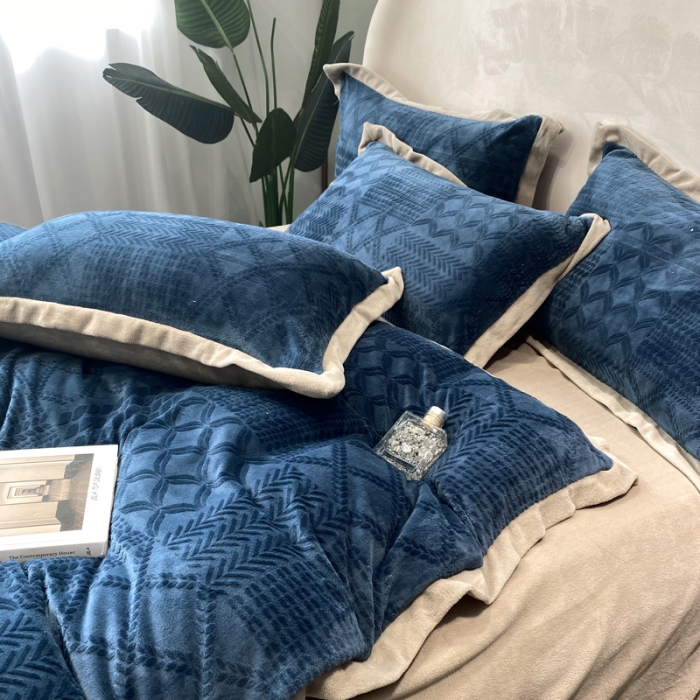 91家纺网 家纺一手货源 找家纺 绒世界 2024秋冬新款唯爱雕花A版260克牛奶绒四件套-实拍款 唯爱-宝蓝
