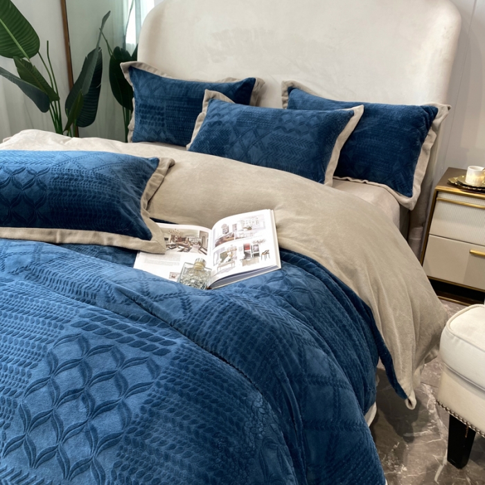 91家纺网 家纺一手货源 找家纺 绒世界 2024秋冬新款唯爱雕花A版260克牛奶绒四件套-实拍款 唯爱-宝蓝