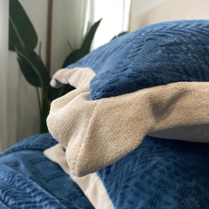 91家纺网 家纺一手货源 找家纺 绒世界 2024秋冬新款唯爱雕花A版260克牛奶绒四件套-实拍款 唯爱-宝蓝