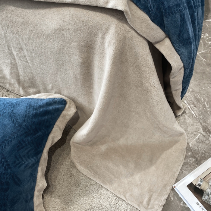 91家纺网 家纺一手货源 找家纺 绒世界 2024秋冬新款唯爱雕花A版260克牛奶绒四件套-实拍款 唯爱-宝蓝